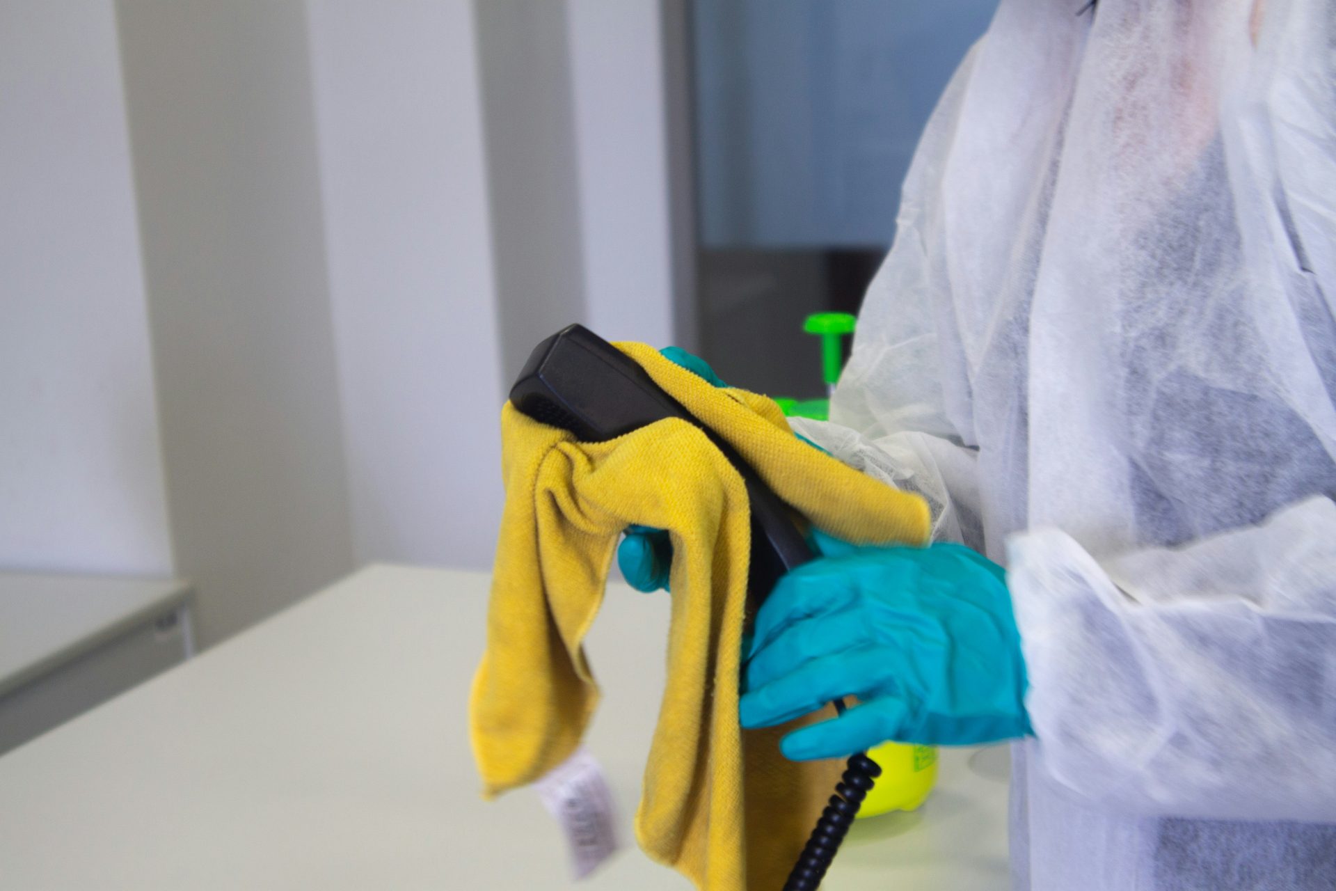 Person im weißen Gewand mit schwarz-gelbem Regenschirm